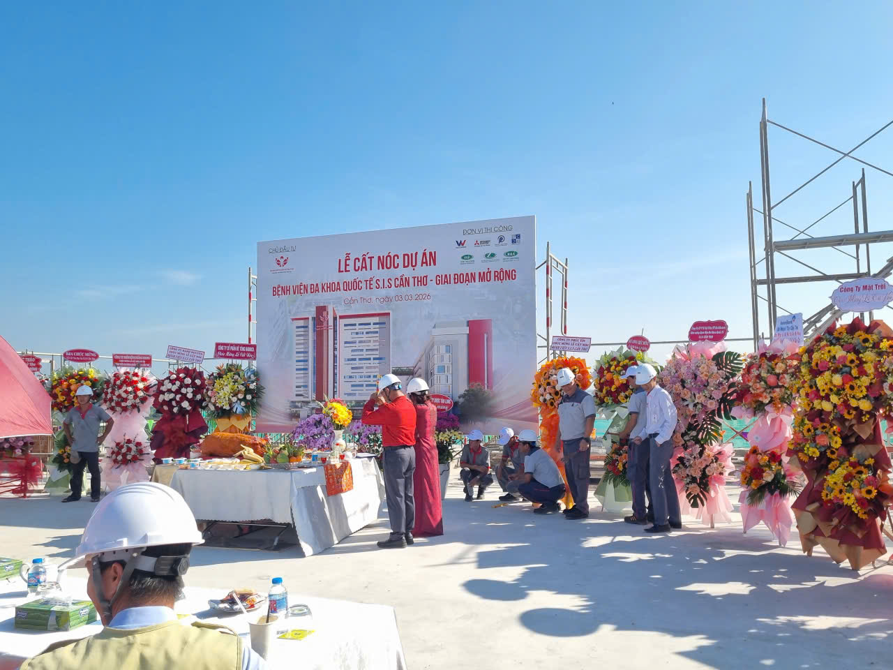 ROOF-TOPPING CEREMONY FOR THE S.I.S CAN THO INTERNATIONAL GENERAL HOSPITAL EXPANSION PHASE